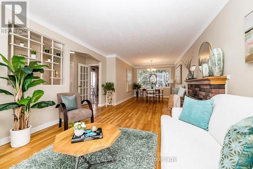 813 Weston Drive, Ottawa, ON - Indoor Photo Showing Living Room