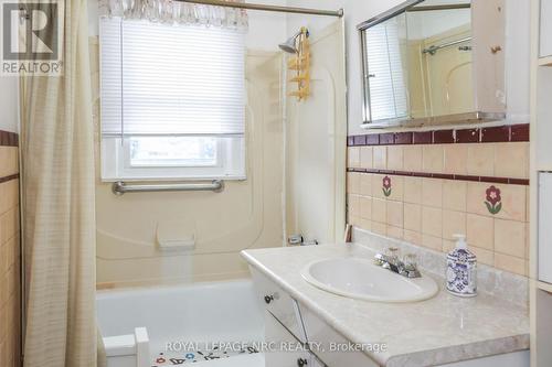 204 Lakeshore Road, St. Catharines (442 - Vine/Linwell), ON - Indoor Photo Showing Bathroom