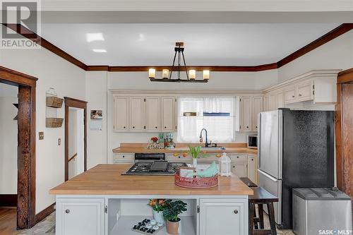 1073 2Nd Avenue Nw, Moose Jaw, SK - Indoor Photo Showing Kitchen