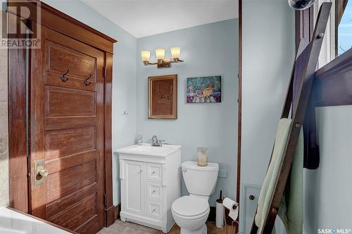 1073 2Nd Avenue Nw, Moose Jaw, SK - Indoor Photo Showing Bathroom