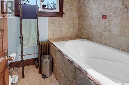 1073 2Nd Avenue Nw, Moose Jaw, SK - Indoor Photo Showing Bathroom