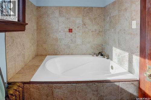 1073 2Nd Avenue Nw, Moose Jaw, SK - Indoor Photo Showing Bathroom