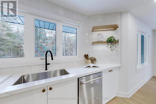 18324 Highway 48 Road, East Gwillimbury, ON - Indoor Photo Showing Kitchen