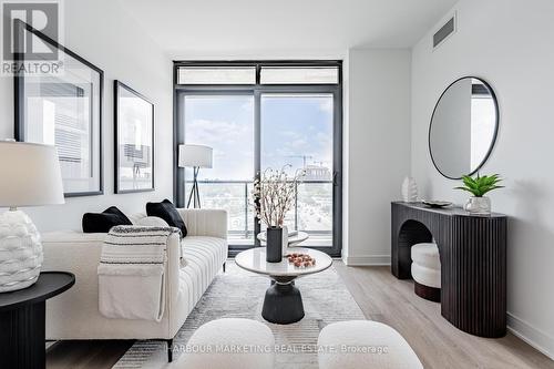 1002 - 86 Dundas Street E, Mississauga, ON - Indoor Photo Showing Living Room