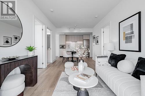 1002 - 86 Dundas Street E, Mississauga, ON - Indoor Photo Showing Living Room