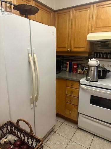 708 - 18 Sommerset Way, Toronto, ON - Indoor Photo Showing Kitchen