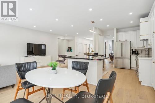 712 Foxcroft Boulevard, Newmarket, ON - Indoor Photo Showing Dining Room