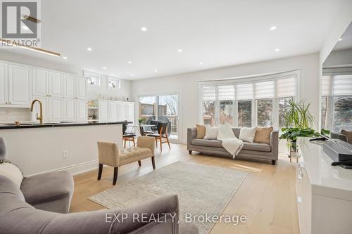 712 Foxcroft Boulevard, Newmarket, ON - Indoor Photo Showing Living Room