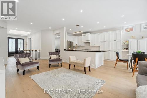 712 Foxcroft Boulevard, Newmarket, ON - Indoor Photo Showing Living Room