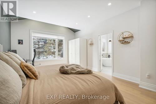 712 Foxcroft Boulevard, Newmarket, ON - Indoor Photo Showing Bedroom