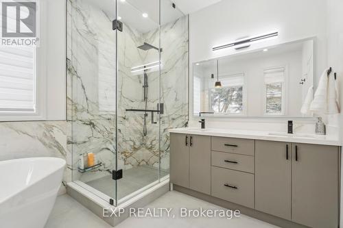 712 Foxcroft Boulevard, Newmarket, ON - Indoor Photo Showing Bathroom