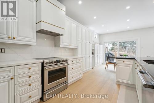 712 Foxcroft Boulevard, Newmarket, ON - Indoor Photo Showing Kitchen With Upgraded Kitchen