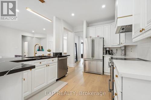 712 Foxcroft Boulevard, Newmarket, ON - Indoor Photo Showing Kitchen With Upgraded Kitchen