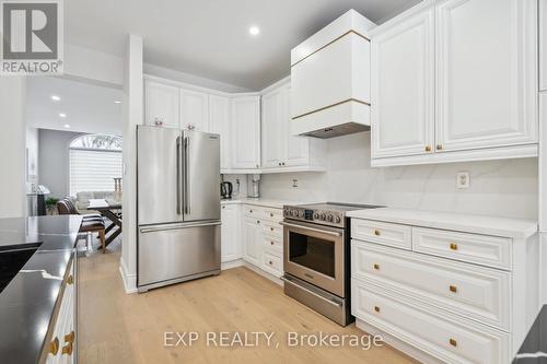 712 Foxcroft Boulevard, Newmarket, ON - Indoor Photo Showing Kitchen With Upgraded Kitchen