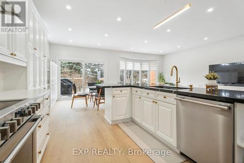 712 Foxcroft Boulevard, Newmarket, ON - Indoor Photo Showing Kitchen With Upgraded Kitchen