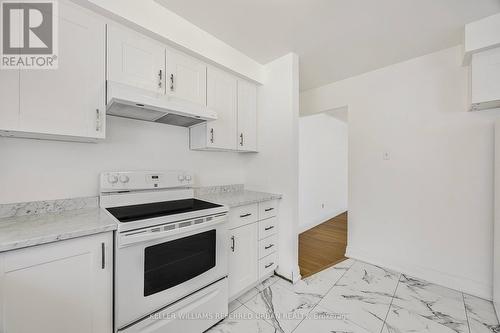 109 Maplegrove Avenue, Bradford West Gwillimbury, ON - Indoor Photo Showing Kitchen