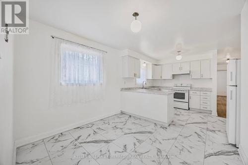 109 Maplegrove Avenue, Bradford West Gwillimbury, ON - Indoor Photo Showing Kitchen