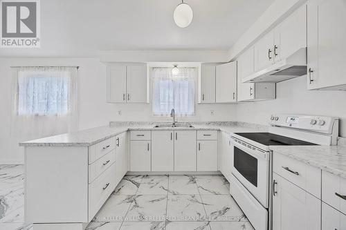 109 Maplegrove Avenue, Bradford West Gwillimbury, ON - Indoor Photo Showing Kitchen