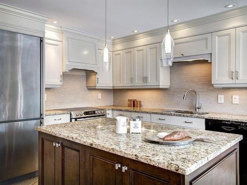 Kitchen - 310 Henri-Jarry Street, Beaconsfield, QC - Indoor Photo Showing Kitchen With Upgraded Kitchen