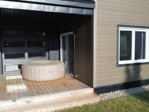 Hot tub - 6 Rue Elzéar, Saint-Siméon, QC - Outdoor With Exterior