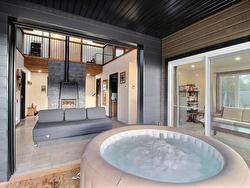 Hot tub - 