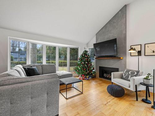 Salon - 264 Rue Edgewood, Rosemère, QC - Indoor Photo Showing Living Room With Fireplace