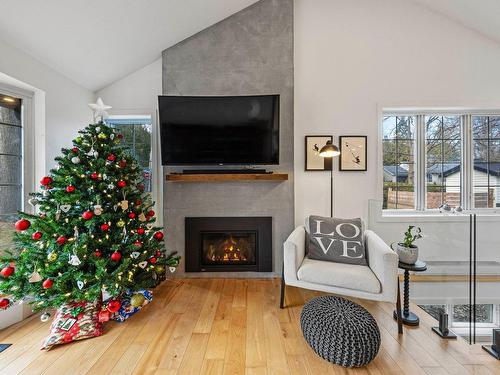 Salon - 264 Rue Edgewood, Rosemère, QC - Indoor Photo Showing Living Room With Fireplace