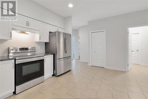 6071 Livingstone Street, Windsor, ON - Indoor Photo Showing Kitchen