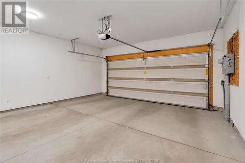 6071 Livingstone Street, Windsor, ON - Indoor Photo Showing Garage