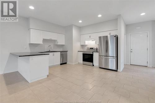 6071 Livingstone Street, Windsor, ON - Indoor Photo Showing Kitchen