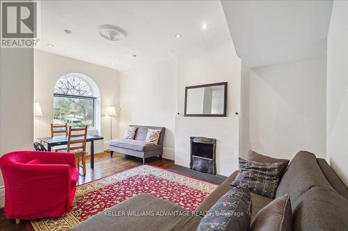 401 Carlton Street, Toronto, ON - Indoor Photo Showing Living Room