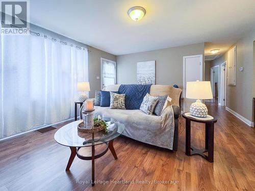 126 Sanders Street E, South Huron (Exeter), ON - Indoor Photo Showing Living Room