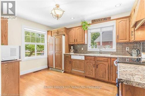 17 Parkdale Drive, Thorold (557 - Thorold Downtown), ON - Indoor Photo Showing Kitchen