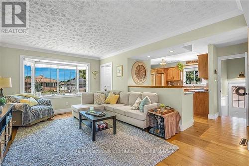 17 Parkdale Drive, Thorold (557 - Thorold Downtown), ON - Indoor Photo Showing Living Room