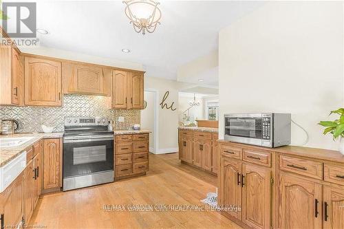 17 Parkdale Drive, Thorold (557 - Thorold Downtown), ON - Indoor Photo Showing Kitchen