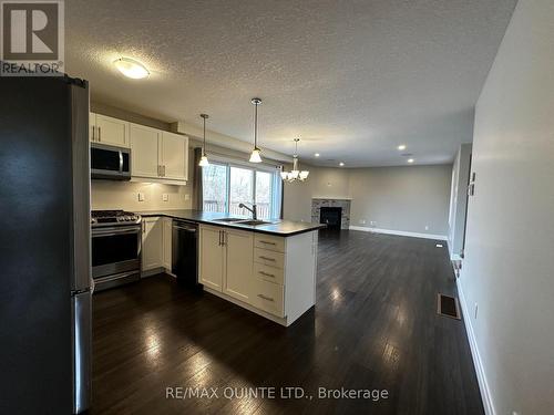 18 Granby Court, Belleville, ON - Indoor Photo Showing Kitchen With Double Sink