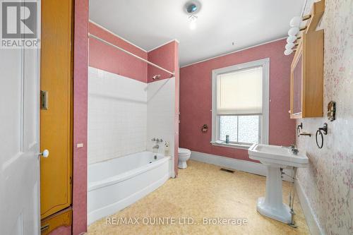 221 Coleman Street, Belleville, ON - Indoor Photo Showing Bathroom