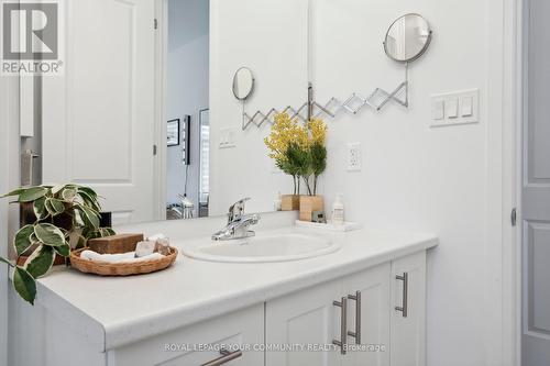 33 Mabern Street, Barrie, ON - Indoor Photo Showing Bathroom