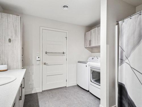 Salle de bains - 2415 Boul. Cournoyer, Sorel-Tracy, QC - Indoor Photo Showing Laundry Room