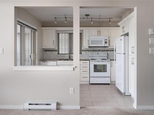 410-5670 Edgewater Lane, Nanaimo, BC - Indoor Photo Showing Kitchen