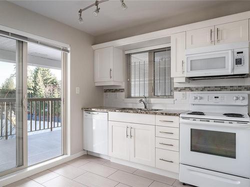 410-5670 Edgewater Lane, Nanaimo, BC - Indoor Photo Showing Kitchen