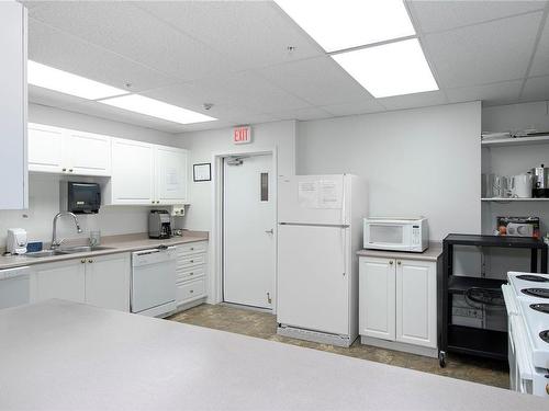 413-280 Dogwood St South, Campbell River, BC - Indoor Photo Showing Kitchen With Double Sink