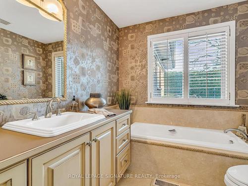 23 Shamokin Dr, Toronto, ON - Indoor Photo Showing Bathroom