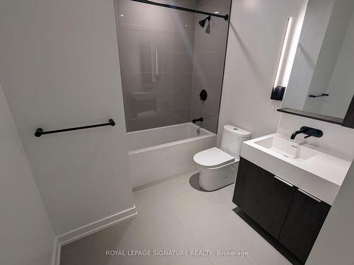 1112-117 Broadway Ave, Toronto, ON - Indoor Photo Showing Bathroom