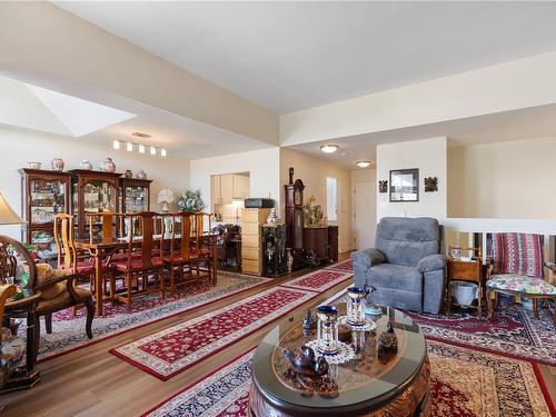 310-10459 Resthaven Dr, Sidney, BC - Indoor Photo Showing Living Room