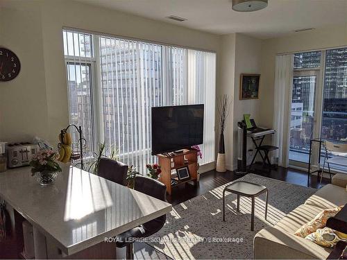 1202-21 Widmer St, Toronto, ON - Indoor Photo Showing Living Room