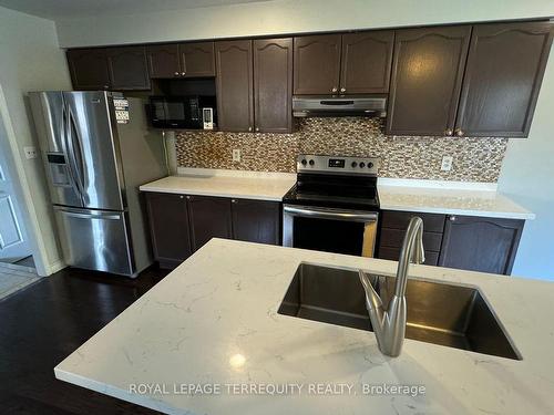 Upper-3321 Snowball Rd, Mississauga, ON - Indoor Photo Showing Kitchen With Double Sink