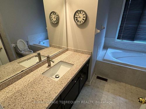 Upper-3321 Snowball Rd, Mississauga, ON - Indoor Photo Showing Bathroom