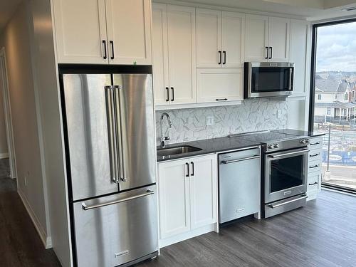 305-1415 Dundas St, Oakville, ON - Indoor Photo Showing Kitchen