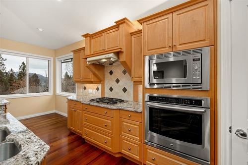 2090 Bowron Street, Kelowna, BC - Indoor Photo Showing Kitchen